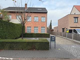 Dit modern en energiezuinig duplex appartement met twee slaapkamers is ideaal voor wie comfort, rust en een aangename woonomgeving zoekt.Het...