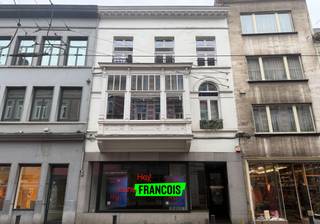 Dit prachtig duplexappartement is gelegen in de Brabantdam, één van de meest prestigieuze straten in het centrum van Gent. Dankzij de uitstekende ligging, vlak bij het Zuid en de Kouter, bevinden alle voorzieningen zich op wandelafstand.<br /><br />Het appartement strekt zich uit over de derde en vierde verdieping van het gebouw. Bij het betreden van het appartement komt u terecht in een lichtrijke leefruimte, waar een groot schuifraam toegang biedt tot het ruime zonneterras aan de achterzijde. Vanop het terras geniet u van een magnifiek uitzicht op het water en de Krook. Op de derde verdieping bevindt zich daarnaast een tussenruimte die de leefruimte met de open keuken verbindt en ideaal kan gebruikt worden als bureau en eetkamer. Verder vindt u hier een apart toilet en een praktische opbergruimte. De open keuken is volledig uitgerust met een gasfornuis en dampkap, microgolfoven, oven en een koelkast met vriesvak. Via de trap in de keuken bereikt u de bovenverdieping, waar zich twee ruime slaapkamers en de badkamer bevinden. De master bedroom is ruim en beschikt over een dressing en een grote raampartij over de volledige lengte van de kamer, wat zorgt voor een overvloed aan natuurlijk licht. De badkamer is uitgerust met een douche, ligbad, toilet en lavabo.<br /><br />Het appartement wordt volledig bemeubeld verhuurd en is beschikbaar vanaf 01/04/2026 via een jaarcontract. EGW is niet inbegrepen in de huurprijs en de gemeenschappelijke kosten bedragen €150/maand. Aarzel niet om een bezoek in te plannen en laat u verrassen door dit unieke appartement!<br /><br />