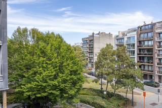 <ul>
<li>Deze woning is gelegen op de <strong>derde verdieping</strong> van een residentie in de Wellingtonstraat, op een <strong>uitstekende locatie</strong> vlak bij het centrum van Oostende.</li>
<li>Het strand, <strong>de Japanse Tuin,</strong> het Thermae Palace, winkels, openbaar vervoer en tal van voorzieningen bevinden zich op wandelafstand. Het appartement biedt maar liefst <strong>85 m² bewoonbare oppervlakte</strong>, veel lichtinval en terras.</li>
<li><u><strong>Indeling</strong></u>: ruime inkomhal, lichtrijke leefruimte met zit- en eetplaats en toegang tot het terras, ingerichte keuken, 2 ruime slaapkamers, badkamer en een praktische berging.</li>
<li><u><strong>Kenmerken</strong></u>: fietsenberging aanwezig, privatieve kelderberging aanwezig, <u><strong>meubels inbegrepen in de prijs!</strong></u></li>
</ul>
Ideaal als ruime vaste woonst aan zee, maar eveneens interessant als tweede verblijf dankzij de ligging en het wooncomfort.