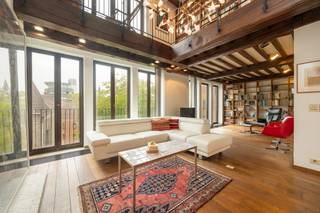 <div>
<div>
<div>
<section>
<div>
<div>
<div>
<div>
<div>
<div>
<p>In het hart van de Antwerpse binnenstad, verschuilt achter een sierlijke renaissance-gevel, schuilt een duplex-appartement dat architecturale grandeur verbindt met de warme leefbaarheid van een authentiek herenhuis.</p>
<p>De leefruimte ontvouwt zich rondom eikenhouten balken en mondt uit in een dubbele verdiepingshoogte die volume biedt. De panoramische ramen met uitzicht op de Antwerpse daken en de naburige boomkruinen laten de ruimte baden in het licht.<br />De separate keuken, met groot raam op de binnenstad, combineert functionaliteit met karakter. <br />Via een houten trap met smeedijzeren balustrade bereikt men de open mezzanine — een brede overloop met bureauruimte of leeshoek. Deze ruimte is tevens gemakkelijk om te vormen tot een extra slaapkamer. Verder beschikt het appartement over twee slaapkamers met eigen badkamer. <br />Een extra troef is de afgesloten garage die te koop is aan 35.000 euro. <br />De combinatie met de locatie in de Braderijstraat — op wandelafstand van de Grote Markt, de Scheldekaaien en gezellige HoReCa — maakt van dit appartement een thuis voor mensen met een liefde voor authenticiteit, kunst en stedelijk leven.</p>
</div>
</div>
</div>
</div>
</div>
</div>
</section>
</div>
</div>
</div>