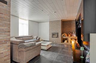 <p>Gerenoveerde woning met 3 slaapkamers op een fantastisch perceel van 94a 51ca. De woning is doorheen de jaren grondig gerenoveerd. Denk hierbij maar aan de verwarming (aardgas), de fantastische keuken, de badkamer, vloeren, ... . Het is het ideale pand voor een dierenliefhebber of iemand die houdt van een groene omgeving. Achter de charmante gevel treffen we deze gezinswoning met een bewoonbare oppervlakte van 244 m² (bron: EPC)</p><p><u>De indeling is als volgt:</u><br />Gelijkvloers: Inkomhal met steigerhouten kast, ruime leefruimte met houtkachel en een zeer ruime volledig geïnstalleerde keuken met eethoek. Verder is er nog een toilet, een aparte wasplaats, een badkamer met ligbad, douche en enkele lavabo. Verder zijn er nog 2 bergruimtes met zicht op de tuin. Hier is er ook al een schuifraam en een nieuwe achterdeur voor besteld en kunnen door de nieuwe eigenaar geplaatst worden. </p><p>Verdieping: 2 zeer ruime slaapkamers waarvan de masterbedroom voorzien is van een dressing. Vanuit deze dressing is er ook toegang tot de zolder waar gemakkelijk nog extra slaapkamers kunnen bijgemaakt worden. Er is nog een 3de kinderkamer of bureelruimte. Tweede ruime badkamer volledig vernieuwd en klaar om verder afgewerkt te worden. </p><p>In de zuid georiënteerde tuin is je privacy gegarandeerd. Het perceel lijkt eindeloos en beschikt over meerdere stallingen. Geniet elke dag van een mooi zicht en het groen.</p><p>Gunstig EPC-label D (338 kWh/(m²/jaar) - dak volledig vernieuwd (inclusief gebinte)<br />Asbestattest is voorhanden en de woning is niet-asbestveilig - slechts 2 materialen – zie attest onder “downloads”.<br />De elektriciteit is niet conform en heeft enkele opmerkingen - centrale verwarming op aardgas.</p><p>Op zoek naar een charmante woning boordevol potentieel op een fantastisch perceel? Neem dan vandaag nog contact op voor een bezoek.</p><p>Wij ontzorgen je ook voor de <strong>verkoop van je huidige woning!</strong> Voor meer uitleg helpen we je graag verder.</p>