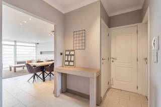 Recent werd dit appartement volledig gerenoveerd waardoor het instapklaar is. Vanwege de ligging (7de verdieping) heb je een adembenemend uitzicht! Alle voorzieningen bevinden zich op wandelafstand (centrum Genk) doch is het er zeer rustig wonen. De grote raampartijen zorgen voor veel natuurlijk licht en een prachtig verzicht. <br />In de leefruimte is er een prachtige en praktische ingebouwde kastenwand. Deze geeft een mooie toets aan de living én toegang tot een berging. De keuken is volledig geïnstalleerd en voorzien van een handig (overdekt) terras. In 2025 werd de badkamer gerenoveerd en voorzien van een inloopdouche. Verder is er een apart toilet en 2 slaapkamers waarvan momenteel 1 dienst doet als dressing/wasplaats. In de kelderverdieping is er een berging. De garagebox is inbegrepen in de prijs!<br /><br />TROEVEN:<br />+ EPC B = geen renovatieverpliching<br />+ Asbestveilig<br />+ Instapklaar<br />+ garagebox inbegrepen<br />+ Prachtig uitzicht<br /><br />Interesse? 011/873307 of info@puur-groep.be