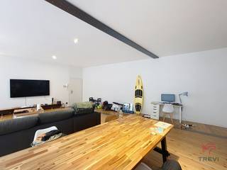 BRUSSEL – In het hart van de stad, op 2 minuten van de Grote Markt, dicht bij instellingen en winkels, nabij het Muntplein, ruim appartement met...