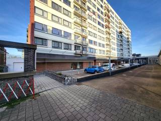 <p><span>Ruim appartement met vernieuwde ramen, vernieuwde keuken en goed EPC, met zicht op het Stadsplein in Genk</span></p><p><span>Dit ruim en aangenaam appartement van circa 108 m² is gelegen op de 6de verdieping en geniet van een open en vrij uitzicht op het Stadsplein, de levendige verbindingsas tussen het Stadsplein en de Grote Markt. Dankzij deze centrale ligging bevinden tal van horecazaken, terrassen, winkels en andere voorzieningen zich op wandelafstand, terwijl de hogere verdieping zorgt voor rust, privacy en een mooi panoramisch stadszicht.</span></p><p><span>Het appartement beschikt over vernieuwde ramen én een vernieuwde keuken, wat bijdraagt aan een comfortabele woonervaring en een goede energieprestatie (gunstig EPC).</span></p><p><span>Bij het betreden van het appartement komt u binnen in een inkomhal die toegang biedt tot alle ruimtes. Aan de rechterzijde bevinden zich drie volwaardige slaapkamers, geschikt voor een gezin, thuiswerk of logeerkamer. Aan de linkerzijde is er een badkamer met douche, die naar eigen smaak kan worden opgefrist.</span></p><p><span>De leefruimte is ruim en bijzonder lichtrijk dankzij de grote raampartijen en het open zicht op het plein. Deze ruimte vormt het hart van het appartement en biedt een aangename leefomgeving met veel natuurlijke lichtinval. Aansluitend bevindt zich de vernieuwde keuken, die modern en functioneel is ingericht en voldoende kastruimte biedt. Vanuit de keuken is er toegang tot een klein balkon, ideaal om even frisse lucht te nemen en te genieten van het uitzicht op het Stadsplein.</span></p><p><span>Het appartement is uitstekend gelegen in het centrum van Genk, op wandelafstand van het station, bushaltes, scholen en alle dagelijkse voorzieningen. Hierdoor is een wagen niet noodzakelijk, wat een bijkomend voordeel vormt voor zowel eigen bewoning als verhuur.</span></p><p><span>Hoewel het appartement op bepaalde punten nog verdere modernisatie kan gebruiken, biedt het een zeer sterke basis dankzij de goede indeling, de vernieuwde ramen, de vernieuwde keuken, het gunstige EPC, het mooie uitzicht en de topligging. Een interessante opportuniteit voor wie centraal wil wonen of op zoek is naar een solide investering met een mooie huuropbrengst.</span></p><p><span>Contact</span><span><br />E-mail: Ercan@jemar.be<br />GSM: 0484 06 68 92</span></p>