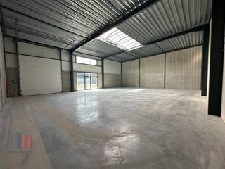 Nieuwbouw KMO-unit met een oppervlakte van 285 m² en 3 privatieve parkeerplaatsen te koop nabij de Gauwelstraat met een vlotte verbinding naar de...