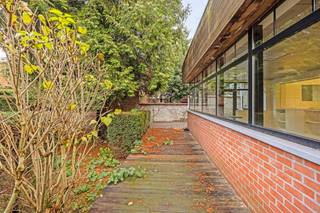 Deze commerciële ruimte van 231 m², gelegen in het centrum van Evere, werd voorheen gebruikt als apotheek. Het pand beschikt over een ruime winkelruimte en achterliggende kamers die flexibel kunnen worden ingericht voor verschillende doeleinden, zoals kantoor, praktijk, opslag of andere toepassingen.De commerciële ruimte heeft toegang tot een terras aan de achterzijde van het gebouw, dat uitkomt op een aangename, volledig omheinde tuin. Het pand is geschikt voor vrije beroepen, met uitzondering van het gebruik als apotheek.Daarnaast heeft u de mogleijkheid tot de aankoop van het duplex-appartement (160 m²) boven deze commerciële ruimte. De duplex is te betreden via een aparte ingang. De indeling van het appartement is als volgt:- inkomhal, woonkamer met uitzicht op de straat, open volledig uitgeruste keuken, zonnig terras met groen dak, twee slaapkamers, badkamer met ligbad en inloopdouche, bureauruimte met bergruimte, met aansluiting wasmachine. Het bovenste verdiep van 55 m² biedt volop mogelijkheden en kan volledig naar eigen smaak worden ingericht tot extra slaapkamers of leefruimte.Het gebouw is vrijwel volledig onderkelderd, wat extra opslagruimte biedt. De verwarming en de meters voor zowel de commerciële ruimte als het appartement zijn gescheiden.DISCLAIMER: Sommige afbeeldingen in deze presentatie zijn met AI gegenereerd om het potentieel van het pand te illustreren. Ze tonen niet de exacte, huidige staat. Aan deze beelden kunnen geen rechten worden ontleend.