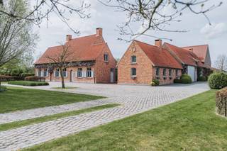 Maison de campagne exceptionnelle à vendre à Heuvelland. Cette magnifique propriété est idéalement située sur 1 hectare entre les collines flamandes. L'ensemble de la propriété est fini dans les moindres détails et respire la grandeur. Profitez d'une oasis de paix et d'intimité.<br /><br />La maison de campagne : Rez-de-chaussée : Hall d'entrée avec toilettes séparées - salon spacieux et lumineux avec une vue magnifique, divisé en salle à manger, salon et coin salon avec accès à la terrasse - cuisine spacieuse - cave à vin fraîche - espace bureau séparé - porte vitrée donnant sur l'annexe - chambre au rez-de-chaussée avec salle de bains privative.<br />Premier étage : deux chambres, chacune avec sa propre salle de bains privative de haute qualité et son dressing.<br /><br />Dépendances : Outre la chambre de plain-pied, l'annexe comprend un garage spacieux, plusieurs salles polyvalentes et une salle de fête unique avec buanderie, idéale pour recevoir des invités ou comme studio d'art.<br /><br />La propriété possède plusieurs garages. Au total, il y a un espace de garage pour 4 voitures. L'un des garages est suffisamment haut pour accueillir un camping-car. Il y a également de nombreuses places de parking ainsi qu'un abri pour voitures.<br /><br />Les points forts<br />Outre la finition intérieure de haute qualité et les nombreuses personnalisations apportées à l'ensemble de la maison, cette propriété se distingue par ses performances techniques et sa polyvalence exceptionnelle. La maison possède un label EPC B, un chauffage au sol, des panneaux solaires, une récupération des eaux de pluie et son propre puits d'eau souterraine. Tout cela, combiné à l'intimité totale d'un terrain d'un hectare et à la salle de fête unique en son genre, fait de ce manoir une résidence prête à emménager et tournée vers l'avenir d'un calibre rare.<br /><br /><br />Registre des mesures: en cours de demande