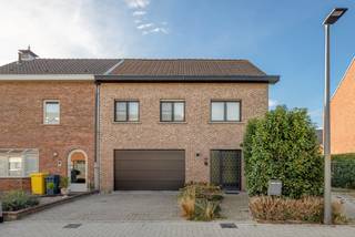Instapklare gezinswoning met 4 slaapkamers en inpandige garage op een perceel van 337 m². Zeer rustig gelegen in een doodlopende straat...