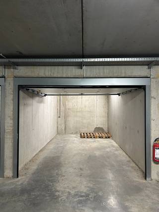 Garagebox nr 60 te huur in residentie Baelskaai 25 op Oosteroever (Oostende).<br /><br />De garagebox heeft een <strong>diepte van 5,12 m en een breedte van 2,90 m</strong> en biedt voldoende ruimte voor het veilig stallen van een wagen, motor of fietsen.<br />Ook ideaal als extra bergruimte.<br /><br />Onmiddellijk beschikbaar