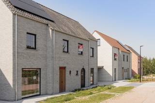 In de Jozef Verduynstraat in Ruddervoorde bouwt Danneels ruime energiezuinige gezinswoningen in stijlvolle architectuur. De woningen zijn ideaal gelegen; in een verkeersluwe straat in het centrum, dicht bij alle voorzieningen.<br /><br />Op het lot 7 bouwen we een fraaie halfopen bebouwing in hedendaags landelijke stijl. Met o.m. een open ingedeelde woonkamer, ingerichte eilandkeuken en badkamer, tuin met gezellig terras, 4 mooie slaapkamers, dressingruimte, oprit, carport, … vind je hier alles wat een gezin verlangt.<br /><br />Deze bijna-energieneutrale woning is uitgerust met een geothermische warmtepomp, zonnepanelen en een ventilatiesysteem met warmterecuperatie.<br /><br /><span>Danneels werkt jouw nieuwe woning sleutel-op-de-deur voor je af en jij kiest zelf jouw keuken- en badkamerinrichting en de vloer- en wandtegels bij onze partners. </span><br /><br /><span>De totaalprijs en de oplevertermijn liggen vooraf vast en jouw klantenbegeleider staat voor je klaar.</span><br />