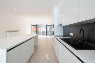 <p>Op een toplocatie in het centrum van Zottegem, op wandelafstand van winkels, restaurants en openbaar vervoer, bevindt zich deze ruime en instapklare woning. Deze woning werd het afgelopen jaar volledig gerenoveerd.</p><p>De volledig uitgeruste keuken met kookeiland vormt het hart van de woning en biedt alle ruimte om uitgebreid te koken en gezellig samen te zijn. Verder beschikt de woning over een gezellig terras, een praktische kelder, een douchekamer én een badkamer, wat zorgt voor extra comfort in het dagelijks leven.</p><p>Met maar liefst vier volwaardige slaapkamers biedt deze woning alle ruimte voor een gezin, thuiswerk en/of hobby's.</p><p>Bent u op zoek naar een ruime woning op een centrale ligging waar comfort en bereikbaarheid perfect samengaan? Contacteer ons vandaag nog voor een bezoek.<br /> </p>