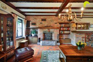 <p><span>Verscholen tussen het groen maar pal in het centrum van Kontich, vinden we deze zeer degelijke open bebouwing op een perceel van 1876 m².  De woning is bereikbaar via een doodlopend steegje én het perceel grenst nog aan 2 andere toegangen (Leiaard en Cornelis Verhulstlaan).</span></p><p><span>Met een bewoonbare oppervlakte van 308 m² (incl. giga zolder) + nog een achtergelegen atelier/garages van 100 m² met aparte toegang, biedt dit unieke eigendom tal van mogelijkheden!</span></p><p><span>Bovendien is er een unieke tuin die organisch werd ingedeeld door middel van hagen, bomen en aanplantingen. </span></p><p><span> </span></p><p><span>Indeling:</span></p><p><span>We komen binnen in de woning via de inkomhal met vestiaire en toilet, die toegang geeft tot alle ruimtes.</span></p><p><span>Links vinden we de ruime woonkamer (50 m²) met achteraan nog een aangebouwde veranda van 15 m². Centraal achteraan is er de ruime keuken, voorzien van eiken kasten, een gootsteen, kookplaat, dampkap en koelkast.  </span></p><p><span>Zowel via de veranda als de keuken heb je toegang naar de zalige tuin.</span></p><p><span>Verder zijn er 2 ruime slaapkamers (15 en 16 m²) op parketvloer en de neutrale badkamer, voorzien van een bad, douche, tweede toilet en dubbel lavabomeubel.</span></p><p><span>De inpandige garage van 22 m² heeft een aansluiting voor wasmachine en biedt plaats aan alle technieken. </span></p><p><span>Hier is ook een deur naar de tuin.</span></p><p><span>De immense zolderverdieping van maar liefst 140 m² biedt nog een zee aan uitbreidingsmogelijkheden.</span></p><p><span>Achteraan op het perceel is er dan nog het atelier (opgedeeld in 3 delen) dat gemakkelijk bereikbaar is via de straat 'Leiaard' en doorgang geeft naar de woning via de tuin. Ideaal voor opslag of werkruimte.</span></p><p><span> </span></p><p><span>De voornaamste troeven van dit eigendom zijn:</span></p><p><span>- Unieke ligging in het centrum van Kontich maar toch super rustig</span></p><p><span>- Uiterst degelijke woning en perfect onderhouden</span></p><p><span>- Groot perceel - ruime tuin met zuid-west oriëntering</span></p><p><span>- Gelijkvloers wonen kan + uitbreidingsmogelijkheden op 1eV</span></p><p><span>- Achterliggend atelier, bereikbaar via andere straat</span></p><p><span> </span></p><p><span>EPC: 230 kWh/m² - C-label</span></p><p><span>Waterinfo: P-score C - G-score C</span></p><p><span> </span></p><p><span>Voor een bezoek ter plaatse kan u ons contacteren op het nummer 03 449 42 41 of mail ons via hallo@habicom.be.</span></p><p><span>Benieuwd naar de waarde van jouw woning?  Check het gratis op www.watismijnhuiswaard.be</span></p><p><span> </span></p><p><span> </span></p>