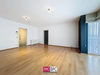 Dit stijlvolle en moderne appartement is gelegen in een hedendaags gebouw met opvallende architectuur en rode accenten, op een uitstekende locatie...