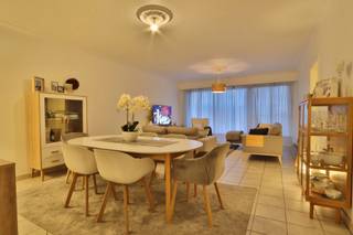 Geniet je graag van de rust? Dan is dit appartement op een toplocatie in Beveren iets voor jou!Via de inkomhal komt u in de ruime leefruimte met...