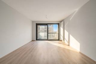 Modern en instapklaar appartement in het centrum van Zeebrugge, vlak bij de jachthaven. Gelegen in een recent gebouw uit 2017 en voorzien van een ruime inkomhal met mogelijkheid tot extra slaaphoek. De leefruimte met open keuken geeft uit op een terras van 4 m² met zuidwestelijke oriëntatie. Verder beschikt het appartement over 1 slaapkamer, 1 badkamer en een apart toilet. Het appartement wordt verkocht onder volle eigendom. Ideaal als vaste woonst, tweede verblijf of investering. Ben jij op zoek naar een modern appartement gelegen aan de jachthaven van Zeebrugge? Contacteer makelaar Stéphanie 0472 77 86 60 of stephanie@keyimmo.be voor meer info of een bezoek.