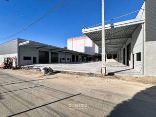 <u><strong>Benaderende bruto-AFMETINGEN: </strong></u><br />Magazijn: 221m² <br />2 private parkeerplaatsen<br /><br /><u><strong>AFWERKING:</strong></u><br />- Stalen constructie <br />- Gevelwanden in betonpanelen<br />- Gepolierde en gewapende betonvloer<br />- Luifel aan de voorkant !<br />- Geïsoleerd dak, bestaande uit steeldeck met grote centrale lichtstraat<br />- Geïsoleerde, elektrische sectionaalpoort (h: 4,5m; b: 4m)<br />- Afzonderlijke aluminium inkomdeur met raam, voorzien van aluminium schrijnwerk en hogerendementsbeglazing<br />- Twee stopcontacten + 1 drijfkracht<br />- Buitenverlichting<br />- Vrije hoogte 7m<br /><br /><u><strong>NUTSVOORZIENINGEN:</strong></u><br />Elektriciteit (63A) - stadswater (tussenteller) - regenwater.<br />Iedere unit heeft een afzonderlijke tussenteller (de eigenaar plaatst zonnepanelen en een batterij). <br />Er is een gescheiden rioleringsstelsel voorzien voor afvoer regenwater en afvalwater. Per unit is een afvoer voorzien voor sanitaire module.<br />Per 2 units is er een RW-put van 15.000 liter voorzien. Deze regenput is voorzien van een aanzuigleiding socarex (1 per unit), excl. pomp. <br /><br /><u><strong>OMGEVINGSWERKEN en TOEGANGSWEGEN</strong></u>:<br />Verharding in beton met een ruime doorrit van 12m breedte.  <br />Weegbrug aanwezig 3 x 18m.<br /><br /><u><strong>BESTEMMINGSMOGELIJKHEDEN:</strong></u><br />Zone voor milieubelastende industrieën.<br />Opslag, productie, bewerking en verwerking van goederen.<br /><br /><u><strong>LIGGING:</strong></u><br />De KMO-loodsen aan Kaaistraat 5 in Kerkhove (deelgemeente van Avelgem) liggen in de Scheldevallei, in een zone met (watergebonden) bedrijvigheid langs de rivier de Schelde. Vlakbij het rondpunt naar N8 (Oudenaardsesteenweg-Brugstraat) en N36 (Bruggesteenweg).<br />E17 bereikbaar binnen ca. 20 minuten rijden.<br /><br /><u>* Bijzonderheden:</u><br />- Geen gemene kosten !<br />- Mogelijkheid tot het plaatsen van een laadpaal op eigen kosten.<br />- Vermelde prijzen zijn excl. onroerende voorheffing (1m forfaitair), voorschot nutsen (€50/m) en BTW.<br />- Onze referentie op <strong>www.centro.be</strong>: <strong>P0497</strong> of contacteer ons op <strong>050 70 01 02</strong>.