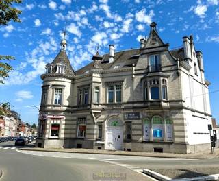 Te huur, veelzijdig kantoorruimte/handelspand met appartement op unieke locatie te RonseOntdek dit uitzonderlijk multifunctioneel pand met...