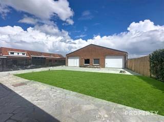 <p><span>Te koop Instapklare woning met loods.</span></p><p><span>Onder het motto meer dan een huis, een slimme investering bieden wij u deze unieke eigendom aan een ideale opportuniteit voor wie zoekt naar een combinatie van wonen, werken en rendement.</span></p><p><span>Deze eigendom omvat:</span></p><p><span>De woning</span></p><p><span>·3 volwaardige slaapkamers</span></p><p><span>·Moderne badkamer met ligbad/douche en een wastafel</span></p><p><span>·Aangename leefruimte met veel lichtinval en tuin zicht</span></p><p><span>·Aparte inkomhal</span></p><p><span>·Garage met keuken en directe toegang tot de tuin</span></p><p><span>·Ruime zolderverdieping met mogelijkheid tot extra slaapkamers</span></p><p><span>·Kelder</span></p><p><span> </span></p><p><span>De loods</span></p><p><span>·378 m² aan ruimte met een extra verdiep van ca. 100 m²</span></p><p><span>·Aansluiting op drijfkracht</span></p><p><span>·Nieuwe ramen rondom voor optimale lichtinval</span></p><p><span>·Volledig vernieuwde elektriciteit</span></p><p><span>·Nieuwe Icopal dakplaten voor duurzame bescherming</span></p><p><span> </span></p><p><span>Samengevat:</span></p><p><span> </span></p><p><span>·Woning met 3 slaapkamers, garage, zolder en tuin</span></p><p><span>·Grote loods van 378 m² met verdiep en moderne voorzieningen</span></p><p><span>·Ideaal voor investeerders of wie wil combineren wonen en werken</span></p><p><span>·Gelegen in een rustige, goed bereikbare buurt</span></p><p><span> </span></p><p><span>Een uitzonderlijke kans voor wie zoekt naar ruimte. Interesse? Neem snel contact op voor een bezichtiging via 056 96 08 00 of mail naar info@property-vastgoed.be</span></p><p><span> </span></p><p><span> </span></p><p><span> </span></p><p><span> </span></p><p><span> </span></p>