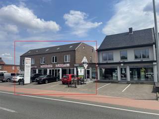 Opportuniteit voor investeerders: 8% rendement.Het handelspand is 550m² groot. Er is al meer dan 15 jaar een treinshop gelokaliseerd. De winkel draait goed en de eigenaar geeft aan geen verhuisplannen te hebben.Boven deze winkel liggen 8 1-slaapkamer duplexen met een gunstig epc (A en B). De appartementen hebben allemaal nieuwe ramen en 2 ervan krijgen momenteel een volledige make-over.Ben je benieuwd naar meer? Maak eenvoudig een afspraak voor een persoonlijk gesprek via 011 29 12 12 of via info@lantmeeters.be