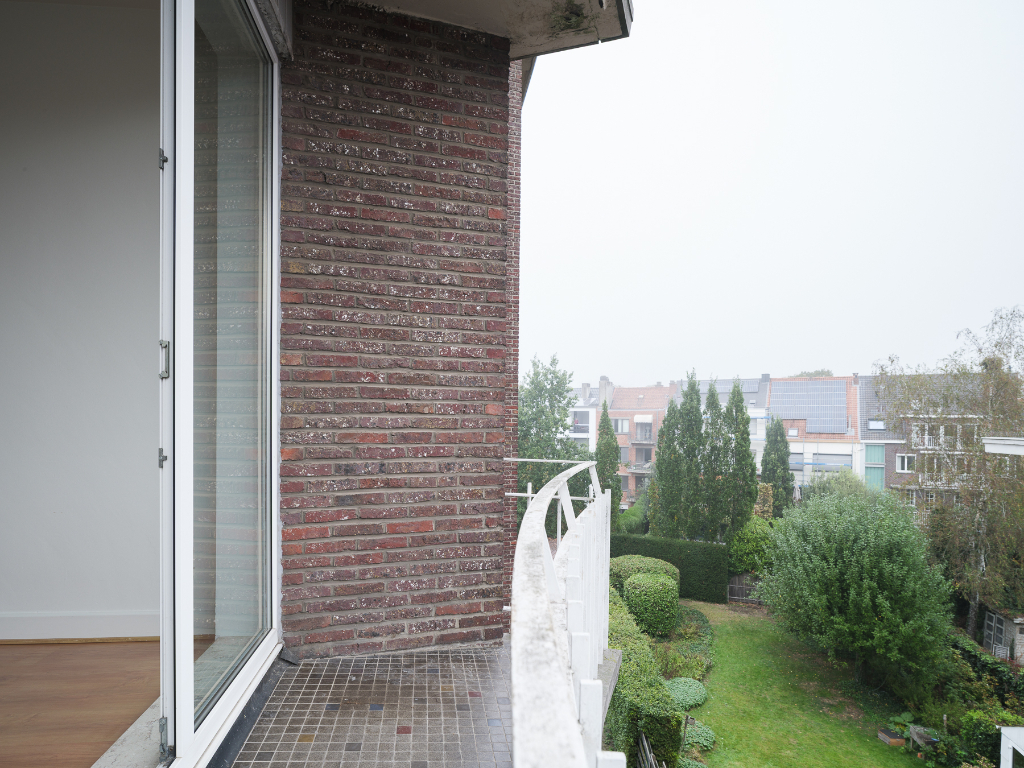 Stijlvol tweeslaapkamerappartement in de Sportstraat, met terras en warm mid-century karakter. - foto 4
