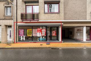 <p>Dit commercieel pand met garage, combineert een uitstekende visibiliteit met tal van mogelijkheden voor zowel eigen gebruik als investering.</p>
<p>Dankzij de ligging in een drukke, commerciële straat geniet het pand van een constante passage en maximale zichtbaarheid. Dit maakt het uitermate geschikt voor ondernemers die hun activiteit willen laten groeien op een strategische locatie.</p>
<p>Het gelijkvloers omvat een veelzijdige commerciële ruimte die flexibel kan worden ingericht volgens uw noden, of u nu een winkel, kantoor, vrij beroep of dienstverlenende activiteit wenst uit te baten. De aanwezigheid van een garage/opslagruimte vormt een belangrijke troef en biedt extra praktische mogelijkheden, wat zelden voorkomt in dit segment.</p>
<p>De centrale ligging in Liedekerke zorgt bovendien voor een vlotte bereikbaarheid en een sterke commerciële omgeving met gevestigde handelszaken in de directe nabijheid. Dit vertaalt zich niet alleen in een ideale uitvalsbasis voor zelfstandigen en starters, maar ook in een interessant investeringspand met aantrekkelijk verhuurpotentieel.</p>
<p>Kortom, een veelzijdig handelspand op een toplocatie dat zowel functioneel als commercieel sterk scoort.</p>
<p> </p>
<p>&#128222; Contacteer ons vandaag nog voor meer informatie of een bezoek ter plaatse.</p>