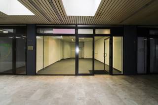 Bent u op zoek naar een uitstekende kantoorruimte of handelsruimte in het bruisende Sint-Niklaas? Zoek niet verder! Deze veelzijdige ruimte kan perfect worden ingericht als kantoor, winkelpand, kapperszaak of andere commerciële invulling. Ontdek de perfecte werkplek die uw bedrijf naar nieuwe hoogten zal stuwen. Gelegen aan het Hendrik Heymanplein, in het hart van de stad, biedt deze kantoor/handelsruimte een ideale combinatie van modern design en een levendige omgeving. De ruimte beschikt over twee toegangen: één langs het Hendrik Heymanplein en een tweede via de Kokkelbeekstraat – een uiterst toegankelijke en strategische ligging.<br /><br />Met ruime en goed verlichte werkruimtes, voorzien van de nieuwste technologieën, bieden wij de ideale omgeving voor productiviteit en creativiteit. Onze faciliteiten zijn ontworpen om aan al uw zakelijke behoeften te voldoen, van vergaderruimte tot kantoor- of handelsruimte. U geniet van een vlotte toegang tot lokale voorzieningen, met uitstekende eetgelegenheden en ontspanningsmogelijkheden op loopafstand.<br /><br />Wij begrijpen dat de locatie van essentieel belang is voor het succes van uw bedrijf. Onze kantoorruimte in Sint-Niklaas biedt niet alleen een strategische ligging, maar ook uitstekende connectiviteit met het openbaar vervoer en het centrum van de stad. Verhoog de zichtbaarheid van uw bedrijf en creëer een sterke professionele aanwezigheid in deze bloeiende zakelijke omgeving.<br /><br />Neem vandaag nog contact met ons op en ontdek hoe dit pand in Sint-Niklaas uw zakelijke doelen kan verwezenlijken. Wacht niet langer en geef uw bedrijf de ruimte die het verdient om te groeien en te gedijen.