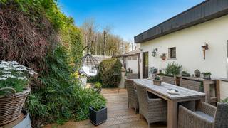 Op slechts enkele stappen van het strand van Duinbergen verkopen wij deze ruime en goed onderhouden stadswoning met een gezellige, groene stadstuin...