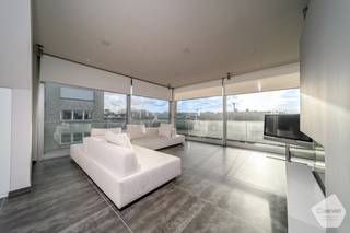 Op een uitzonderlijke locatie, <strong>vlak bij het strand</strong>, de winkelstraat en het openbaar vervoer, bevindt zich dit <strong>luxueus afgewerkt</strong> en <strong>instapklaar dakappartement</strong> met een prachtig open zicht over de Dumontwijk en een ver zeezicht. Het appartement wordt <strong>gedeeltelijk bemeubeld</strong> aangeboden en werd ontworpen met oog voor <strong>comfort en kwaliteit</strong>: grote schuiframen, maximale lichtinval, <strong>hoogwaardige materialen</strong> en een doordachte indeling maken van deze woonst een <strong>unieke kans</strong>. Dankzij de uitstekende staat en de lift die rechtstreeks in het appartement uitkomt, kan u hier onmiddellijk intrekken.<br /><br /><strong>Troeven:</strong>
<ul>
	<li>Instapklaar en gedeeltelijk bemeubeld</li>
	<li><strong>Prachtig open zicht over de Dumontwijk en ver zeezicht</strong></li>
	<li>Toplocatie: vlak bij strand, winkelstraat en openbaar vervoer</li>
	<li><strong>Luxueuze afwerking</strong></li>
	<li>Lichtrijke leefruimte met grote schuiframen</li>
	<li><strong>Zongericht terras met eethoek</strong></li>
	<li>Gashaard in de woonkamer</li>
	<li><strong>Lift rechtstreeks in het appartement</strong></li>
	<li>D-Ventilatiesysteem &amp; gedeeltelijke vloerverwarming</li>
	<li>Elektronische rolgordijnen</li>
	<li>Delta Light &amp; Nimbus verlichting – dimbaar</li>
	<li>Greeploze maatkasten</li>
	<li>Ingebouwde geluidsinstallatie + Loewe tv</li>
	<li>Kabels voor zonnepanelen voorzien</li>
	<li>Grote privatieve kelder + fietsenberging</li>
	<li>Blanco elektrische keuring</li>
	<li><strong>EPC label B</strong> – 129 kWh/m²</li>
</ul>
<strong>Indeling:</strong><br /><br /><strong>3e Verdieping</strong>

<ul>
	<li>Inkomhal met vestiaire</li>
	<li>Ruime en lichtrijke woonkamer met gashaard</li>
	<li>Groot zongericht terras met eethoek</li>
	<li>Volledig uitgeruste woonkeuken met aangrenzende berging en balkon</li>
	<li>Slaapkamer met doucheruimte en wastafel</li>
	<li>Apart toilet</li>
</ul>
<br /><strong>4e Verdieping</strong>

<ul>
	<li>Ruime slaapkamer met en suite badkamer, voorzien van:</li>
	<li>Ligbad</li>
	<li>Inloopdouche</li>
	<li>Wastafel</li>
</ul>
<strong>Gelijkvloers</strong>

<ul>
	<li>Grote privatieve kelder (± 6,09 m²) met aansluiting voor wasmachine (op regenwater)</li>
	<li>Gemeenschappelijke fietsenberging met 2 fietshaken</li>
</ul>
<br /><strong>Interesse in dit uitzonderlijke dakappartement?</strong><br />Neem gerust contact op voor meer informatie of een bezoek.<br /><br />Wij helpen u graag verder!