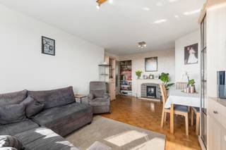 <p>Te koop: open appartement in het centrum van Dendermonde, op wandelafstand van station, winkels en openbaar vervoer.<br />Dit appartement uit 1971 biedt een comfortabele indeling en een unieke ligging met prachtig uitzicht over park, natuur en water. Dankzij de bijkomende garage geniet u van extra opslagruimte of een veilige plaats voor uw wagen. De centrale locatie maakt dat u alle voorzieningen binnen handbereik heeft, terwijl u toch rustig woont met zicht op groen.<br />Belangrijkste ruimtes:<br />• Living (21 m²) met veel lichtinval en uitzicht op het park<br />• Keuken (8 m²) met inductiekookplaat, oven, koelkast en ingemaakte kasten<br />• Twee slaapkamers (9 m² en 12 m²)<br />• Badkamer (4 m²) met ligbad en enkel spoelbak<br />• Terras (8 m²) met zicht op natuur en water<br />• Garage (16 m²)<br />• Inkomhal (7 m²)<br />• Toilet (2 m²)<br />• Bergingen (3 m² en 1 m²)<br />Troeven:<br />• Bijkomende garage aanwezig (verplicht mee aan te kopen aan 25.000 euro)<br />• Ideale locatie vlakbij centrum, station, winkels en openbaar vervoer<br />• Prachtig uitzicht over park, natuur en water<br />Neem vandaag nog contact op met uw ERA-makelaar voor een bezoek.<br />JOUW DROOMAPPARTEMENT. ZO GEVONDEN!</p>