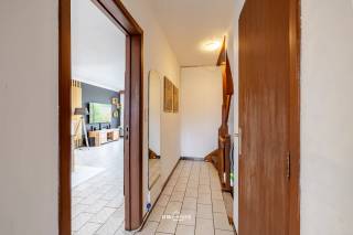 In een rustige straat met weinig doorgaand verkeer bevindt zich deze ruime woning met een praktische indeling en tal van troeven. Met drie slaapkamers, een aangename leefruimte, een privéterras en een grote tuin biedt deze woning een ideale combinatie van ruimte en comfort.<br /><br />Via de aparte traphal bereikt u de leefverdieping, waar de ruime woonkamer naadloos aansluit op de halfopen keuken. Vanuit de keuken heeft u rechtstreeks toegang tot het privéterras, een aangename plek om in alle rust te genieten van het buitenleven.<br /><br />Op de bovenverdieping bevinden zich drie volwaardige slaapkamers. Daarnaast beschikt de woning over een praktische zolderruimte, bereikbaar via een trapluik, die extra bergruimte biedt.<br /><br />Ook het gelijkvloers heeft heel wat te bieden. Achter de garage bevindt zich een apart toilet en een bijzonder aangename bureauruimte met zicht op de tuin. Ideaal voor wie regelmatig van thuis uit werkt of nood heeft aan een extra hobby- of werkruimte. De huidige garage werd gedeeltelijk opgedeeld met gyprocwanden, maar kan opnieuw ingericht worden als garage.<br /><br />Een absolute troef is de ruime tuin op het gelijkvloers, bereikbaar via de garage en de trap. Hier geniet u van heel wat buitenruimte en mogelijkheden om een gezellige tuinomgeving te creëren.<br /><br />Tot slot beschikt de woning over een volledige betonnen structuur tot aan de bovenste bouwlaag, wat bijdraagt aan de stevige constructie. Met een EPC-label C en een energiescore van 222 kWh/m² per jaar biedt deze woning bovendien een gunstige energetische basis.<br /><br />Bent u op zoek naar een ruime woning met drie slaapkamers, een grote tuin en een praktische indeling, gelegen in een rustige omgeving? Dan is deze woning zeker een bezoek waard!<br /><br />Graag een bezoek, dien dan een aanvraag in via deze website of bel ons via ons centraal telefoonnummer 052463804 tijdens de kantooruren.