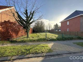 Mooie bouwgrond voor een vrijstaande woning, ca. 990m², rustig gelegen in het centrum van Sint-Job. Het perceel is gelegen langsheen de...