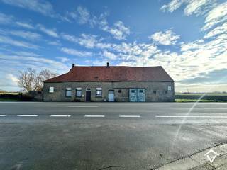Langs de Kaaskerkestraat, op een perceel van 3.430 m², vindt u deze hoeve met meerdere bijgebouwen en een aanpalend stuk landbouwgrond of weide. De ligging biedt een goede bereikbaarheid naar Diksmuide, Nieuwpoort (de Kust) en Veurne, terwijl u toch geniet van een rustige, groene omgeving.<br /><br />Het grote voordeel? De huidige hoeve mag gesloopt en heropgebouwd worden, mits naleving van een achteruitbouwstrook van 10 meter en de geldende zonevreemde regelgeving. Dit biedt een unieke kans om uw droomwoning te realiseren met prachtige landbouwvergezichten.<br /><br />Alle nutsvoorzieningen zoals stadswater, aardgas, elektriciteit en regenwater zijn reeds aanwezig.<br /><br />Extra troef: Er is de mogelijkheid om bijkomend 2,3 ha extra weide of landbouwgrond aan te kopen.<br /><br />Bent u op zoek naar een project met eindeloze mogelijkheden? Contacteer ons voor meer informatie of een bezichtiging!
