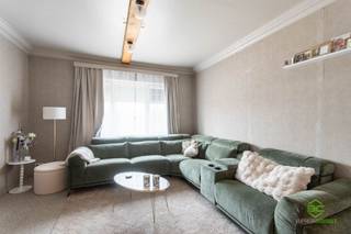 <p><span>Centraal gelegen tussen Zoutleeuw en Geetbets, vinden we deze instapklare woning terug op een perceel van 30a 65ca.</span></p><p><span> Op fietsafstand vinden we een buurtwinkel, een bakkerij alsook de kleuter- en basisschool. </span></p><p><span>De oprit van de E314 ligt op minder dan 15km.</span></p><p><span>In de onmiddellijke omgeving zijn er diverse ontspanningsmogelijkheden. Zo is er het provinciaal domein ‘Het Vinne’ en doorkruisen verschillende wandel- en fietsroutes die in de buurt liggen Haspengouw en het Hageland. </span></p><p><span> </span></p><p><span>De woning werd de laatste jaren grondig gerenoveerd. Zo werd de achterbouw uitgerust met een prachtige keuken, werd er een airco geïnstalleerd op de master bedroom en is de elektriciteit conform gekeurd.</span></p><p><span> </span></p><p><span>Betreden doen we de woning via de inkomhal vanwaar er toegang is tot de woonkamer aan de voorzijde alsook tot het gastentoilet en de badkamer. Deze is praktisch ingericht met een douche, meubel met dubbele lavabo en de aansluiting voor wasmachine en droogkast. </span></p><p><span>Via het bureau/speelhoek bereiken we de achterhal vanwaar er toegang is tot de ruime keuken. Deze is voorzien van alle nodige toestellen, een groot eiland met zitmogelijkheid en veel opbergruimte. Via de dubbele deur aan de achterkant is er toegang tot het overdekt terras. </span></p><p><span>Op de eerste verdieping vinden we drie slaapkamers terug. De zolder werd omgetoverd tot een prachtige master bedroom. </span></p><p><span>De handige kelder zorgt voor extra opbergruimte. </span></p><p><span> </span></p><p><span>Buiten vinden we een omheinde tuin voorzien van een groot terras en extra garage (voorzien van drijfkracht) met stal.</span></p><p><span>Vanuit de tuin is er een mooi uitzicht op de achterliggende weilanden. </span></p><p><span> </span></p><p><span>Pluspunten:</span></p><p><span>- 30a 65ca</span></p><p><span>- 4 slaapkamers</span></p><p><span>- instapklaar</span></p><p><span> </span></p><p><span>De vermelde bewoonbare oppervlakte is de netto-oppervlakte van de woning met uitzondering van de kelder en bijgebouwen.</span></p>