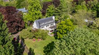 Gerenoveerde villa op het prachtig domein Hof Van Lachenen te Lier.<br /><br />Algemeen:<br />- Op het domein zijn 2 villa's gelegen<br />- Het betreft hier de gerenoveerde villa (ca 451m²) <br />- Unieke omgeving in Lier<br />- Gelegen naast de Nete van Lier en is een oase van rust<br />- Prachtige zichten op het water<br />- Gemeenschappelijke oprijlaan<br />- Opgesplitst perceel, bij deze villa hoort ca. 18.499 m² grond<br /><br />De villa is gebouwd in 1969 en is deels gerenoveerd in 2014. De charme en het unieke zicht op een grote vijver maken van deze woning een echte parel. De villa beschikt over 5 slaapkamers en 3 badkamers en wordt momentele verhuurd. De totale bewoonbare oppervlakte van deze villa is ca. 451 m².<br /><br />Een share deal is bovendien ook mogelijk.