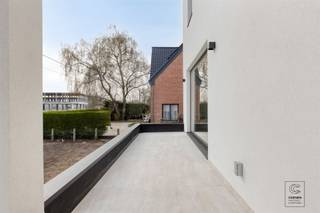 <p>Ontdek deze prachtige, volledig gerenoveerde woning waar modern comfort en tijdloze elegantie hand in hand gaan. Gelegen in een bijzonder rustige en aangename omgeving, biedt deze instapklare woning een oase van rust, terwijl alle voorzieningen toch binnen handbereik blijven.<br /><br />Met een bewoonbare oppervlakte van maar liefst 380 m² op een ruim perceel van 956 m², geniet u hier van uitzonderlijke leefruimte zowel binnen als buiten. De woning werd met oog voor detail en hoogwaardige materialen volledig vernieuwd, wat resulteert in een hedendaagse afwerking en optimaal wooncomfort.<br /><br />Binnenin beschikt de woning over vier volwaardige slaapkamers en twee stijlvolle badkamers, ideaal voor gezinnen of wie op zoek is naar extra ruimte. De lichtrijke leefruimtes zorgen voor een aangename sfeer en sluiten perfect aan op de tuin, waar u in alle privacy kan genieten van het groen. Kortom, deze woning combineert ruimte, luxe en rust op een unieke manier en is de perfecte keuze voor wie op zoek is naar een hoogwaardige, instapklare woonst. <br /><br />EXTRA: <br />- EPC A (77 kWh/(m² jaar) --> E-peil 56<br />- 14 zonnepanelen (450 kWh)<br />- Zeer ruime garage + oprit<br /><br />Niet gelegen in mogelijks of overstromingsgevoelig gebied, niet gelegen in afgebakend overstromingsgebied of afgebakende oeverzone, niet gelegen in risicozone overstromingen (P-score A, G-score A), woongebied. Vergunning uitgereikt, stedenbouwkundige info in aanvraag. Niet opgenomen in het maatregelenregister.<br /><br />Nabij school, winkels, autosnelweg, openbaar vervoer, etc. Voor meer info ga naar www.coenenvastgoed.be of bel 03/375.82.92</p>