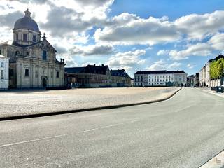 <br />De kamers zijn gelegen aan het Sint-Pietersplein, vlakbij vele campussen van UGent, Hogent en Artevelde.<br />In de nabijheid van openbaar vervoer, supermarkten en uitgangsbuurt.<br /><br />Laatste 2 gemeubelde kamers te huur: <br /><br />KAMER 3: € 500/maand + €50 maandelijkse kosten voor verbruik EGW en internet. Eigen badkamer en gemeenschappelijke keuken.<br /><br />KAMER 4: € 475 /maand + €50 maandelijkse kosten voor verbruik EGW en internet. Badkamer en keuken zijn gemeenschappelijk.<br /><br />ALLEEN VOOR STUDENTEN (domicilie <u>niet mogelijk</u>)!<br /><br />Beschikbaar vanaf 01/09/2026<br />