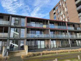 Dit ruim, gezellig en instapklaar appartement is gelegen op de 2e verdieping en beschikt over een inkomhal met een vestiaire, een gezellige...