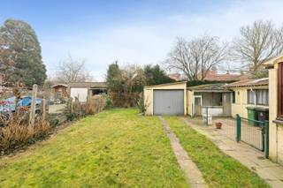 Verkoop op lijfrente – woning met aanpalende bouwgrond<br /><br />Interessante opportuniteit voor wie op zoek is naar een investering met toekomstperspectief: deze te renoveren woning wordt aangeboden in lijfrente, gecombineerd met een aanpalend stuk bouwgrond.<br /><br />Gelegen op een perceel van 93 m², aangevuld met een bouwgrond van 178 m², biedt dit eigendom tal van mogelijkheden op termijn. De totale geschatte waarde van woning en bouwgrond bedraagt € 360.000. <br /><br />De aankoop gebeurt via een bijzonder toegankelijke formule: een beperkt startkapitaal (boeket) van € 100.000, aangevuld met een maandelijkse (geïndexeerde) rente van € 900. Dit maakt het mogelijk om te investeren zonder een grote onmiddellijke kapitaalinbreng, terwijl u tegelijk inspeelt op een potentieel waardevast en schaarser wordend vastgoedaanbod.<br /><br />De rentegenieter is een dame van 75 jaar, wat deze investering extra interessant maakt in termen van evenwicht tussen risico en rendement.<br /><br />Indeling van de woning: op het gelijkvloers bevinden zich een inkomhal met trap, een gezellige zit- en eetruimte, bijkeuken, keuken en badkamer. Op de eerste verdieping zijn er twee slaapkamers. De zolderverdieping biedt nog uitbreidingsmogelijkheden en kan ingericht worden tot een volwaardige extra slaapkamer van circa 26 m². Daarnaast is er een praktische kelder aanwezig.<br /><br />Kortom, een eigendom met potentieel, gecombineerd met de financiële flexibiliteit en fiscale interessantheid die een lijfrenteconstructie met zich meebrengt — ideaal voor investeerders die vooruitdenken.