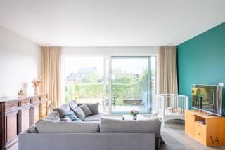 Deze gezinswoning uit 2019 combineert modern wooncomfort met uitzonderlijke energiezuinigheid, op een strategische ligging in een recente,...