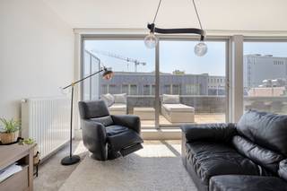 Lichtrijk appartement te koop gelegen op de vierde verdieping. Het appartement ligt op toplocatie aan de Sint-Jacobsmarkt in het bruisende hart van Antwerpen. Dit appartement is perfect gelegen nabij de Universiteit Antwerpen en openbaar vervoer wat zorgt voor een vlotte bereikbaarheid. <br /><br />Indeling: <br />- inkomhal <br />- open leefruimte met open keuken <br />- berging <br />- ruim terras vooraan <br />- nachthal <br />- apart toilet <br />- slaapkamer 1 <br />- slaapkamer 2 <br />- badkamer <br />- kelderberging <br /><br />Extra troeven: <br />- locatie <br />- EPC B <br />- uitstekende mobiscore: 9,5/10 <br />- ruim terras <br />- lift <br />- privatieve kelderberging. <br /><br />Dit appartement te koop wordt aangeboden voor een prijs van 375.000 euro. Daarnaast is er een autostaanplaats verplicht mee aan te kopen aan 35.000 euro. <br /><br />Bent u geïnteresseerd in een appartement of woning te koop in Antwerpen? Aarzel dan niet om ons te contacteren. <br />Had u graag uw eigen eigendom te koop aangeboden contacteer ons dan voor een vrijblijvende schatting, telefonisch op het nummer 03/206.76.76 of per mail naar antwerpen@dewaele.com. <br /><br />Ook voor alle andere vragen omtrent vastgoed kan u steeds bij ons kantoor te Antwerpen terecht!<br /><br />Bestuursmaatregelen in het maatregelenregister: nee