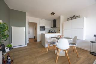 Ontdek deze instapklare, gerenoveerde studio met slaaphoek (ca. 42 m²), gelegen in de verzorgde residentie Westgolf.<br />Dankzij de doordachte indeling en hedendaagse afwerking geniet u van een aangename en lichtrijke woonomgeving. De leefruimte met volledig ingerichte open keuken (incl. vaatwasser) sluit naadloos aan op het ruime terras met open zicht, waar u in alle rust kan ontspannen.<br /><br />De aparte slaaphoek biedt extra comfort, terwijl de moderne badkamer met douche en toilet praktisch is ingericht. Daarnaast beschikt de studio over een handige berging met aansluiting voor wasmachine.<br /><br />Dankzij de centrale ligging in Westende-dorp geniet u van een uitstekende bereikbaarheid, met winkels, horeca en openbaar vervoer op wandelafstand, en bevindt u zich bovendien op korte afstand van zee en strand.<br /><br /><u>Troeven:</u><br />✔️ Instapklaar en gerenoveerd<br />✔️ Oppervlakte ca. 42 m²<br />✔️ Ruim terras met open zicht<br />✔️ Volledig ingerichte open keuken<br />✔️ Moderne badkamer<br />✔️ Berging met wasmachine-aansluiting<br />✔️ EPC D & conforme elektriciteit<br />✔️ Interessante en bewezen huuropbrengsten<br /><br />Ideaal als tweede verblijf, vaste woonst of investering.<br />Contacteer ons voor meer info of om een bezoek in te plannen