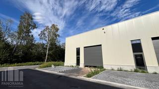 Gloednieuwe en duurzame KMO-unit met een oppervlakte van <strong>615 m² </strong>te huur, strategisch gelegen vlakbij het Albertkanaal. Bovendien geniet het pand van een uitstekende bereikbaarheid dankzij de nabijheid van de<strong> E313</strong> en<strong> E314</strong>, met vlotte verbindingen richting Brussel, Antwerpen, Nederland en Duitsland.<br /><br />De <strong>casco</strong> opslagruimte van <strong>615 </strong>m² met een <strong>vrije hoogte van 6 m </strong>is toegankelijk via <strong>3</strong> <strong>automatische sectionale poort</strong> (4 m breed x 4,2 m hoog) en 3 afzonderlijke toegangsdeur. De geïsoleerde loods is uitgerust met lichtstraten en rookkoepels voor extra daglicht en ventilatie en beschikt over een polybetonvloer met een draagkracht van <strong>1 ton/m².</strong> Daarnaast is de unit voorzien van <strong>dakisolatie in PIR</strong> (±10 cm) en gevelisolatie in PIR (±10 cm), wat bijdraagt aan een duurzame en energie-efficiënte constructie.<br /><br />De plafonddraagstructuur bedraagt <strong>5 kg/m²,</strong> ideaal voor lichte technische installaties. Buiten de unit zijn 6 <strong>privatieve parkeerplaatsen</strong> voorzien en is er voldoende manoeuvreerruimte op het terrein. De unit is geschikt voor zowel opslag als productieactiviteiten.<br /><br />Andere oppervlaktes beschikbaar, samenvoegbaar tot een totale oppervlakte <strong>van 2.050 m²</strong>. <strong>Oplevering </strong>voorzien <strong>eind april / begin mei.</strong><br /><br />Contacteer<strong> PANORAMA B2B</strong> voor bijkomende (technische) inlichtingen, plannen of een vrijblijvend plaatsbezoek via <strong>011 220 500.</strong>
