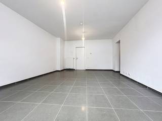 In het centrum van Wetteren bevindt zich deze instapklare, ruime gezinswoning. <br /><br />Op het gelijkvloers is er een lichtrijke leefruimte met plaats voor zit- en eethoek, een aparte, uitgeruste keuken met aansluitende berging/wasplaats en een gastentoilet. De keuken geeft uit op het deels overdekte koertje.<br /><br />Op de eerste verdieping vinden we 3 slaapkamers en een badkamer met dubbele lavabo, ligbad en toilet. De royale oppervlakte van de badkamer biedt mogelijkheid om een bijkomende inloopdouche te installeren. <br /><br />De tweede verdieping voorziet in een 4de, ruime kamer met mogelijkheid tot creëren van een dressing of thuiswerkplek. <br />De woning heeft een EPC-label C, is asbestveilig en beschikt over een conforme elektrische installatie. Er is tevens een kleine garage, die niet genoeg ruimte biedt voor een wagen maar wel zeer geschikt is als fietsenberging. <br /><br />Bezoekmoment: <br />Dinsdag 15 september van 16u tot 18u30 op afspraak. Plan snel uw bezoek!<br /><br />De vermelde prijs is een richtprijs. Elk bod onder, op of boven deze prijs zal voorgelegd worden aan de eigenaar die al dan niet kan aanvaarden. <br />*AI beelden geven een indicatie van de inrichtingsmogelijkheden.