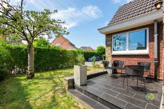 <p><span>Dans un quartier extrêmement calme, où la circulation de passage est interdite, vous trouverez cette spacieuse villa offrant de nombreux espaces de vie, un agencement bien pensé et un cadre extérieur agréable. La maison a été rénovée vers 2011 et offre aujourd’hui tout l’espace nécessaire pour une vie de famille confortable, le télétravail et la détente.</span></p><p><span>Le hall d'entrée donne accès à un agréable espace de vie de 50 m², qui offre une sensation d'ouverture et d'espace. À côté se trouve la cuisine équipée, qui, tout comme l'espace de vie, donne accès à la véranda très pratique. Celle-ci constitue une belle transition vers la terrasse et le jardin avec piscine. Vous pourrez y profiter des longues journées d'été, des dîners en terrasse et de moments de détente. A côté de la piscine vous avez un bel espace pour installer des chaises longues ou  un coin salon. À côté de la piscine se trouve également un garage créant un espace de rangement supplémentaire. Au rez-de-chaussée, vous trouverez également un bureau, parfait pour ceux qui souhaitent travailler tranquillement de la maison. Le premier étage comprend trois chambres spacieuses et une salle de bains  attenante à la chambre principale. Au deuxième étage se trouvent deux autres grandes chambres de 19 m² chacune et une deuxième salle d’eau. Vous trouverez un espace de rangement supplémentaire dans le grenier de 8 m² et dans la cave de 20 m². L’allée peut accueillir plusieurs voitures. Une villa spacieuse avec piscine, des équipements pratiques et un emplacement calme : planifiez dès aujourd’hui votre visite et découvrez par vous-même tout le confort de vie qu’offre cette propriété.</span></p><p><span> </span></p>