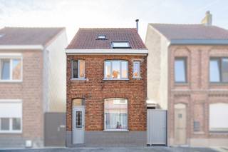 <p>Charmant halfopen huis in Oudenburg met zuidgerichte tuin en veel potentieel.</p>
<p> </p>
<p>Deze halfopen bebouwing uit 1934 combineert ruimte, karakter en mogelijkheden op een interessante ligging in Oudenburg. De woning werd gedeeltelijk gerenoveerd en biedt een mooie basis voor wie verder wil moderniseren naar eigen smaak. Dankzij de zuidgerichte tuin van 260 m² geniet je volop van licht en buitenruimte. Met 2 slaapkamers, praktische leefruimtes en een betaalbaar prijssegment is dit huis ideaal voor starters, koppels of investeerders die op zoek zijn naar een woning met toekomstmogelijkheden. Een interessante opportuniteit voor wie een huis wil kopen in Oudenburg.</p>
<p> </p>
<p>Belangrijkste ruimtes:<br />• Eetkamer met aangename connectie naar de leefruimtes.<br />• Keuken met mogelijkheden voor verdere inrichting en modernisering.<br />• Veranda met zicht op de tuin en extra leefruimte.<br />• 2 slaapkamers met natuurlijke lichtinval.<br />• Badkamer verder af te werken<br />• Zuidgerichte tuin van 260 m² met ruimte om te ontspannen of te tuinieren.</p>
<p> </p>
<p>Troeven:<br />• Ruime woning met zuidgerichte tuin.<br />• Gedeeltelijk gerenoveerd met verdere mogelijkheden.<br />• Betaalbare woning met potentieel in Oudenburg.</p>
<p> </p>
<p>Neem vandaag nog contact op voor een bezoek aan deze woning.</p>
<p> </p>
<p>JOUW DROOMHUIS. ZO GEVONDEN!</p>