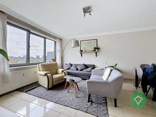 Dit appartement is gelegen in het centrum van Gent en bestaat uit: inkomhal - gastentoilet - leefruimte - keuken - twee slaapkamers - badkamer...