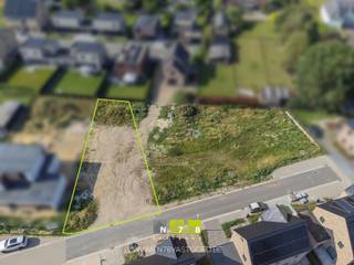 <strong>PERCEEL BOUWGROND (LOT 8) VOOR OPEN BEBOUWING OP 6A18CA IN MAASEIK.</strong><br /><br />Droomt u van een vrijstaande woning op een rustige locatie met een uitstekende bereikbaarheid? Dan is dit perceel bouwgrond voor open bebouwing aan de De Fraipontweg 23 in Maaseik precies wat u zoekt. Lot 8 maakt deel uit van een nieuwe, kwalitatieve verkaveling en heeft een perceeloppervlakte van 618m². Dankzij de bestemming voor open bebouwing geniet u van maximale ontwerpvrijheid om uw ideale woning te realiseren, volledig afgestemd op uw wensen en levensstijl.<br /><br /><strong>TROEVEN</strong><br />- Bouwgrond voor open bebouwing.<br />- Perceeloppervlakte van 618m².<br />- Gelegen in een nieuwe en verzorgde verkaveling.<br />- Rustige en residentiële woonomgeving.<br />- Vlotte bereikbaarheid van het centrum van Maaseik.<br />- Goede verbinding naar omliggende gemeenten en belangrijke invalswegen.<br />- Ideaal voor gezinnen die op zoek zijn naar ruimte, privacy en wooncomfort.<br />- Reeds uitgewerkt voorontwerp beschikbaar ter inspiratie.<br /><br /><strong>LIGGING</strong><br />De Fraipontweg bevindt zich in een aangename en groene woonomgeving waar rust en bereikbaarheid perfect samengaan. Winkels, scholen, horecazaken en recreatiemogelijkheden bevinden zich op korte afstand, terwijl u thuis geniet van een rustige woonomgeving.<br /><br /><strong>EXTRA TROEF: VOORONTWERP BESCHIKBAAR</strong><br />Voor dit perceel werd reeds een aantrekkelijk architecturaal ontwerp uitgewerkt door architect Karlien Breemans. Dit ontwerp biedt toekomstige bouwers een inspirerend vertrekpunt en geeft onmiddellijk een duidelijk beeld van de mogelijkheden die deze bouwgrond te bieden heeft.<br /><br />De plannen kunnen vrijblijvend worden ingekeken op het kantoor van de architect. Uiteraard bent u niet gebonden aan dit ontwerp en blijft u volledig vrij om uw eigen bouwproject te realiseren binnen de geldende verkavelingsvoorschriften.<br /><br /><strong>VERKAVELINGSVOORSCHRIFTEN</strong><br />De stedenbouwkundige voorschriften van de verkaveling zijn van toepassing. Het verkavelingsplan en de bijhorende voorschriften kunnen geraadpleegd worden via de rubriek ‘Documenten’ op onze website.<br /><br /><strong>EXTRA INFORMATIE</strong><br />- De aanduiding van het perceel op de foto's is uitsluitend indicatief en onder voorbehoud.<br />- Het verkavelingsplan en de stedenbouwkundige voorschriften kunnen worden gedownload via de rubriek ‘downloads’ in onderhavige advertentie op www.n78vastgoed.be.<br />- Het uitgewerkte voorontwerp kan vrijblijvend worden ingekeken op afspraak.<br /><br />Bekijkt u deze advertentie via een andere vastgoedwebsite? Bezoek dan zeker onze website voor de volledige beschrijving, bijkomende informatie en alle beschikbare foto's.
