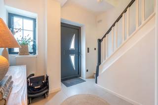 Century21ImmoNero présente cette maison unifamiliale unique divisée en 3 appartements avec une superficie totale de 361m². Excellente situation...