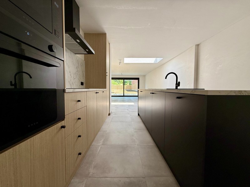 Energiezuinige gezinswoning (A) met 3 slaapkamers, dressing en zonnige tuin met doorgang tot vooraan (vloerverwarming & zonnepanelen) - foto 5