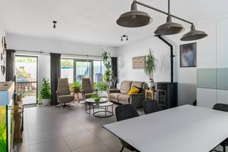 Op een gunstige locatie nabij het centrum van Niel bevindt zich deze ruime en instapklare gezinswoning. De woning werd in 2017 grondig gerenoveerd en combineert een moderne afwerking met bijzonder veel ruimte. Vier slaapkamers, een diepe inpandige garage en een aangename tuin maken dit tot een ideale thuis voor een gezin.<br /><br /><span><span><span><span><span>De woning is te betreden via de inkomhal met apart gastentoilet en handwasser. Vanuit de hal is er rechtstreekse toegang tot de ruime inpandige garage met sectionale poort en de berging. </span></span></span></span></span><br /><br />Achteraan bevindt zich de bijzonder ruime en lichtrijke leefruimte, met voldoende plaats voor een gezellige zithoek en een ruime eetplaats.<span><span><span><span><span> De brede raampartijen zorgen voor veel natuurlijke lichtinval en geven rechtstreeks uit op de veranda. De pelletkachel vormt een gezellige aanvulling en zorgt voor extra warmte tijdens de koudere maanden.</span></span></span></span></span><br /><br /><span><span><span><span><span>De moderne open keuken sluit mooi aan op de leefruimte en beschikt over veel kastruimte en een praktische vaste zitbank. De keuken is uitgerust met een oven, microgolfoven, koelkast en diepvriezer van Siemens, een vaatwasser van Bosch, een inductiekookplaat, een ingebouwde dampkap en een dubbele spoelbak. Een grote lichtkoepel brengt ook aangenaam daglicht binnen.</span></span></span></span></span><br /><br /><span><span><span><span><span>Op de eerste verdieping geeft de nachthal toegang tot twee slaapkamers. Aan de voorzijde bevindt zich de ruime hoofdslaapkamer, terwijl de tweede slaapkamer aan de achterzijde is gelegen. De verzorgde badkamer is uitgerust met een douche, toilet en lavabomeubel. In de nachthal zorgen ingemaakte kasten voor bijkomende praktische bergruimte.</span></span></span></span></span><br /><br /><span><span><span><span><span>De bovenste verdieping werd eveneens volwaardig ingericht en omvat nog twee slaapkamers. Dankzij de dakramen genieten beide kamers van een mooie natuurlijke lichtinval. Een van de kamers beschikt bovendien over ingemaakte kastruimte. In totaal telt de woning dus vier slaapkamers, waarbij de kamers ook flexibel kunnen worden gebruikt als bureau, hobbyruimte of speelkamer.</span></span></span></span></span><br /><br /><span><span><span><span><span>Vanuit de leefruimte is er toegang tot de veranda en de volledig afgesloten tuin. De beplanting zorgt voor de nodige privacy, terwijl de tuinberging achteraan extra opslagruimte biedt.</span></span></span></span></span><br /><br />Troeven:<br />+ Gunstige locatie<br />+ Instapklaar<br />+ Renovatie in 2017<br />+ Inpandige garage<br />+ Geïsoleerd dak<br />+ Veertien zonnepanelen<br /><br />Interesse in dit eigendom? Contacteer ons via 03 337 50 70 of info@vbvastgoed.be voor meer informatie of een bezoek ter plaatse.